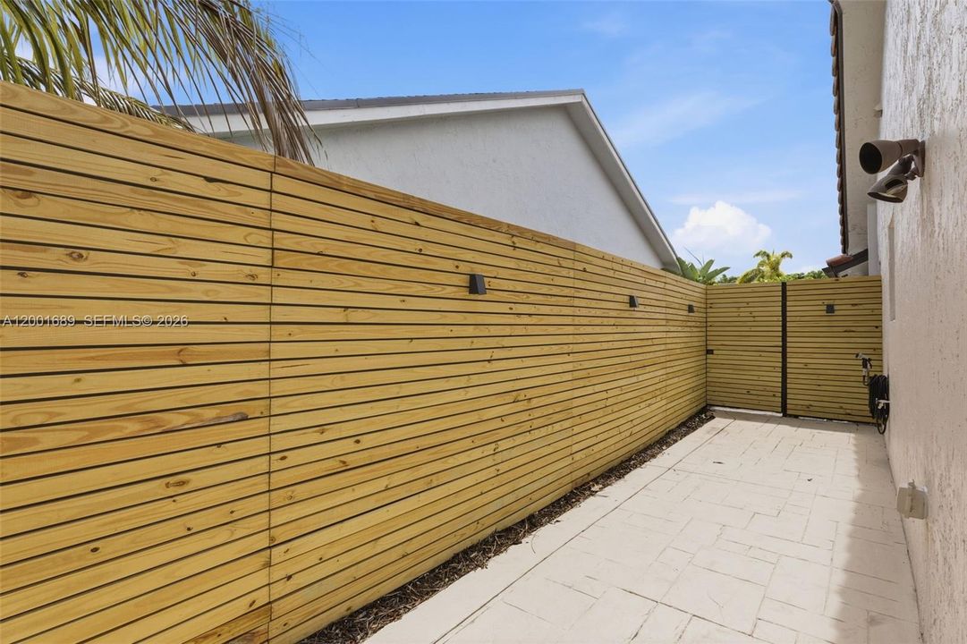 Vendido Recientemente: $795,000 (4 camas, 2 baños, 2380 Pies cuadrados)