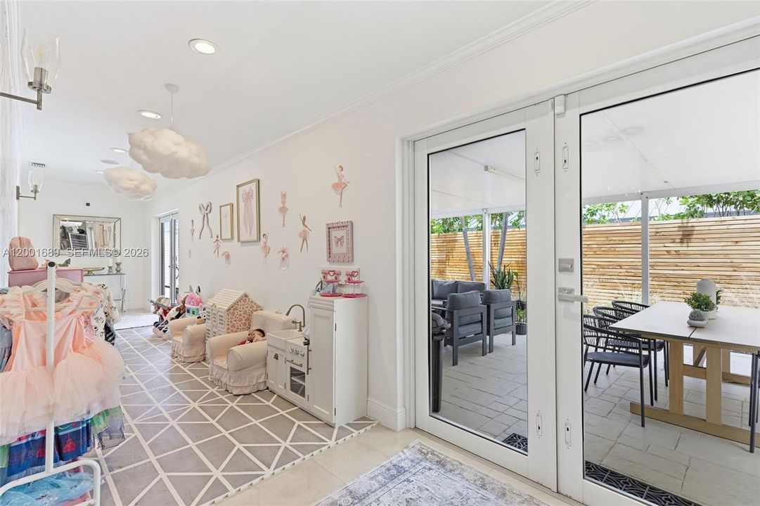 Vendido Recientemente: $795,000 (4 camas, 2 baños, 2380 Pies cuadrados)