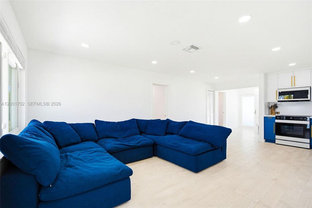 For Rent: $4,000 (3 beds, 2 baths, 888 Square Feet)