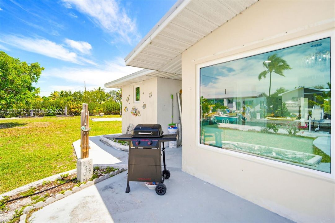 For Rent: $4,000 (3 beds, 2 baths, 888 Square Feet)