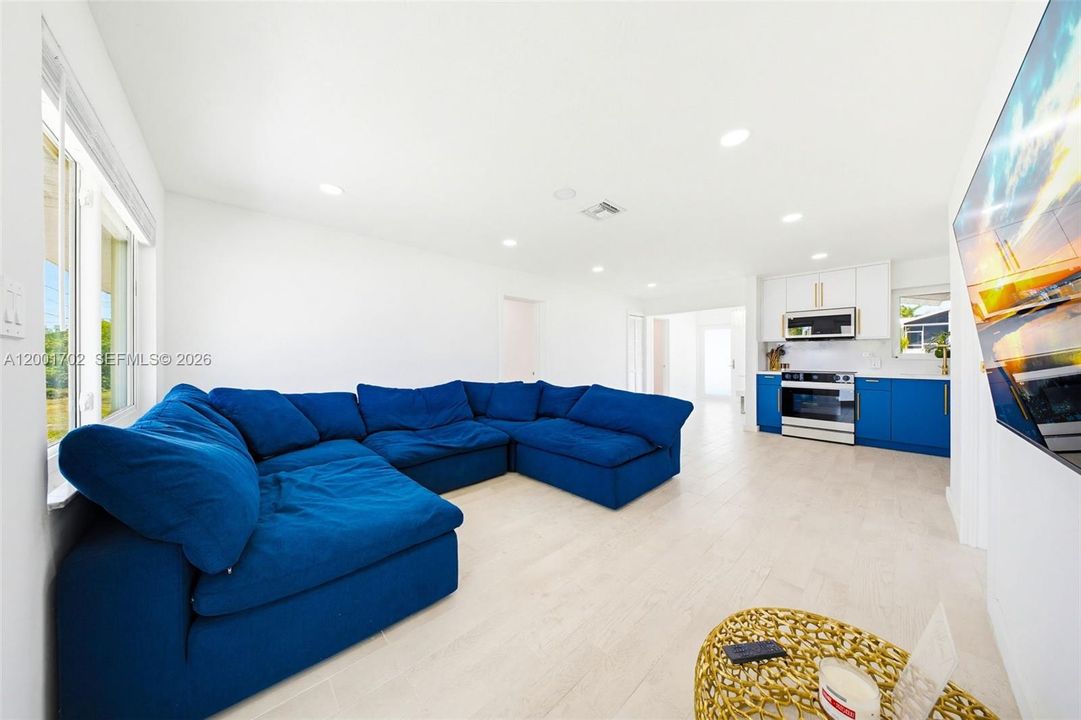 For Rent: $4,000 (3 beds, 2 baths, 888 Square Feet)