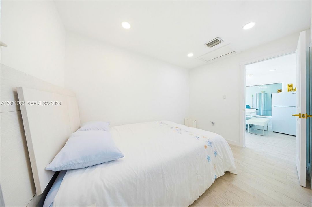 For Rent: $4,000 (3 beds, 2 baths, 888 Square Feet)