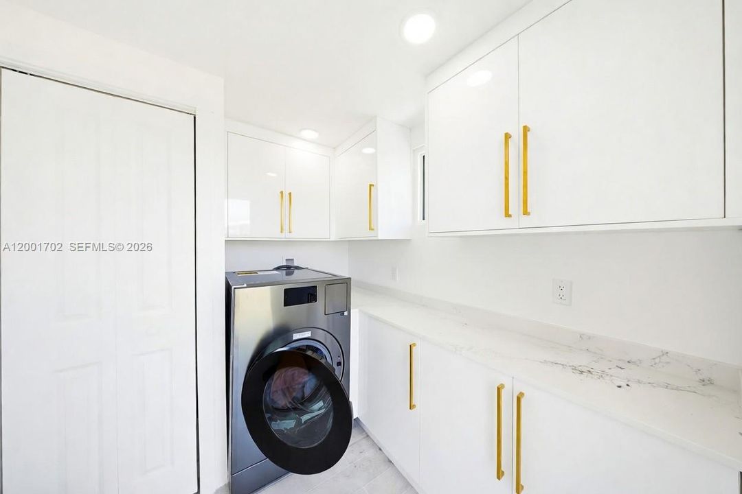 For Rent: $4,000 (3 beds, 2 baths, 888 Square Feet)