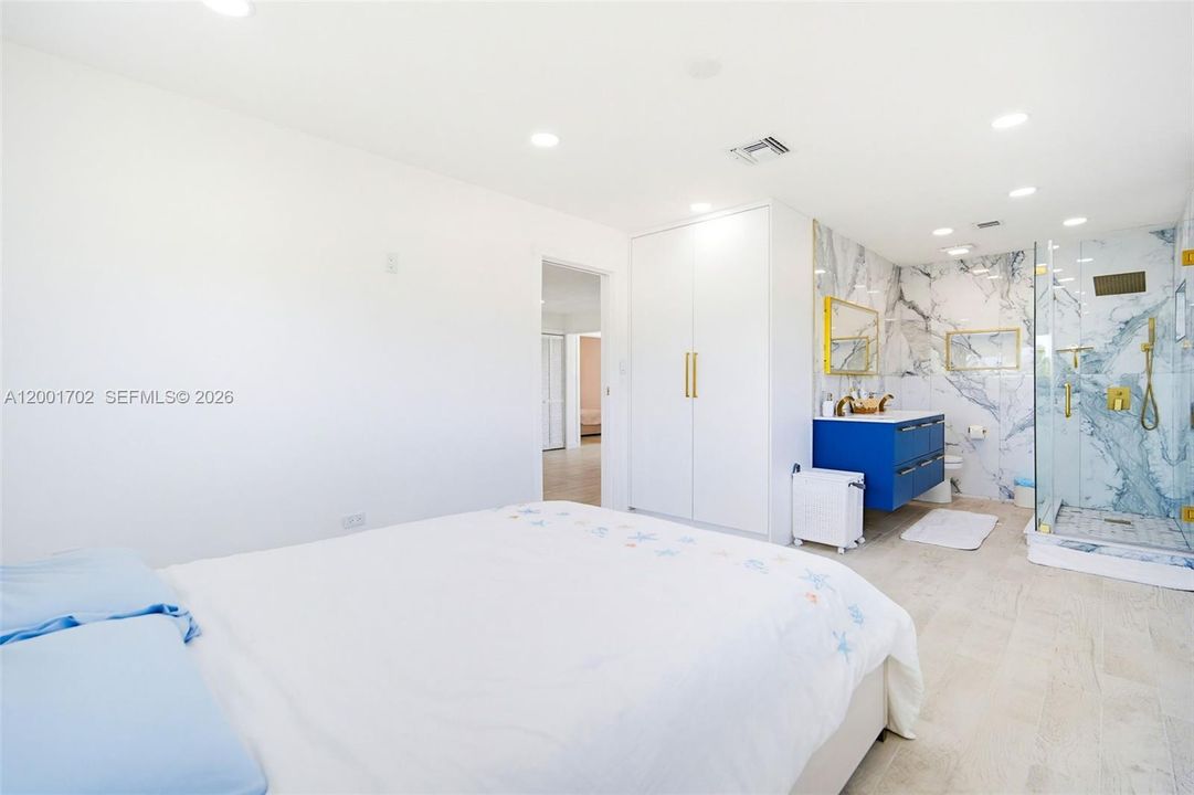 For Rent: $4,000 (3 beds, 2 baths, 888 Square Feet)