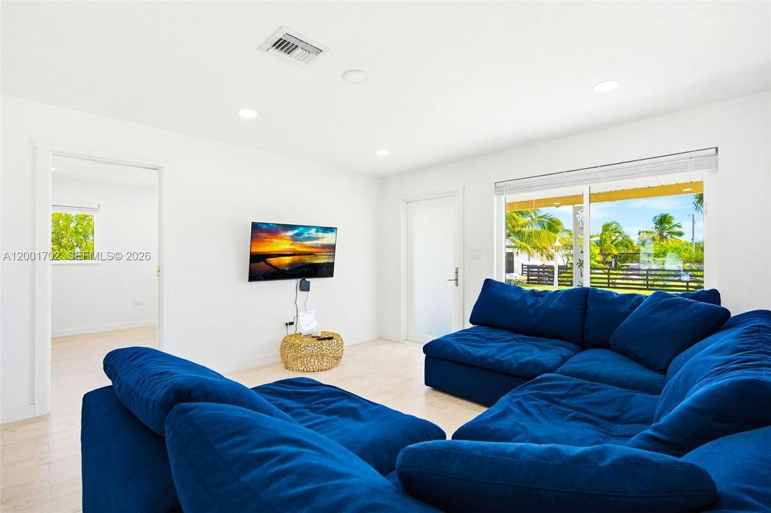 For Rent: $4,000 (3 beds, 2 baths, 888 Square Feet)