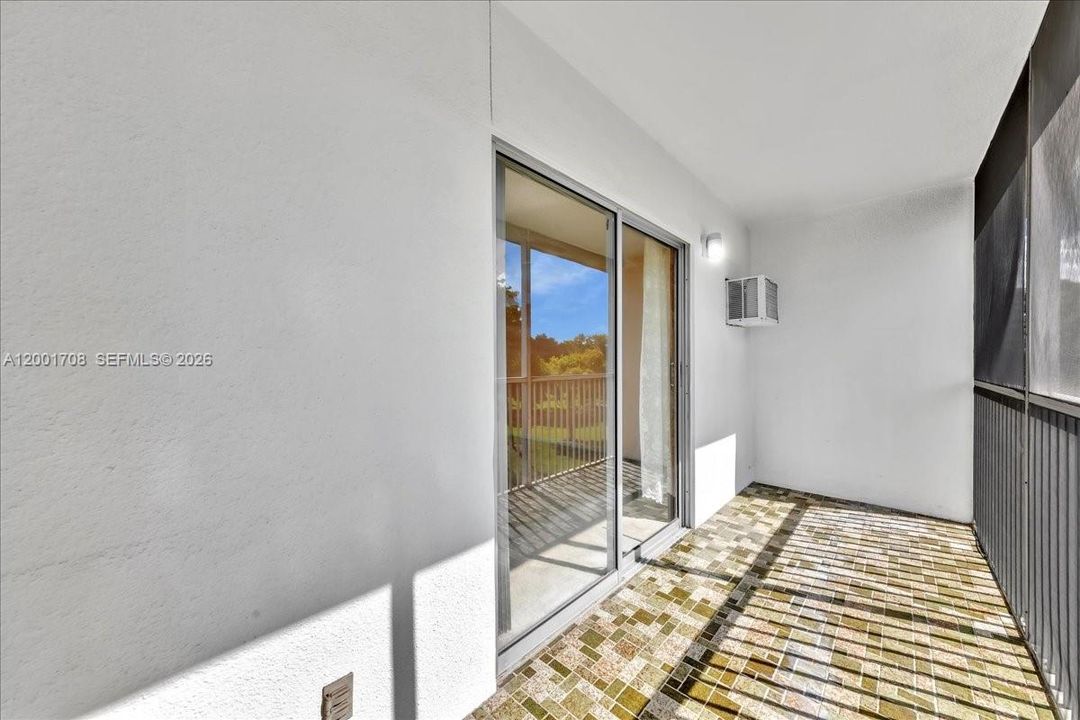 For Sale: $90,000 (1 beds, 1 baths, 685 Square Feet)