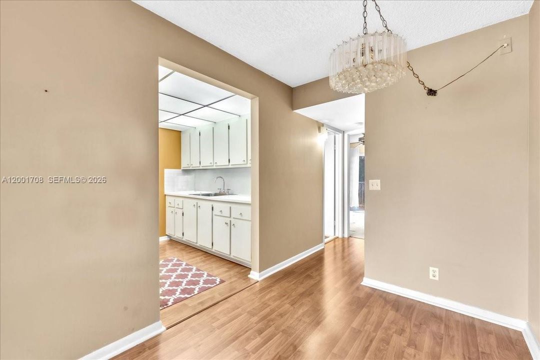 For Sale: $90,000 (1 beds, 1 baths, 685 Square Feet)