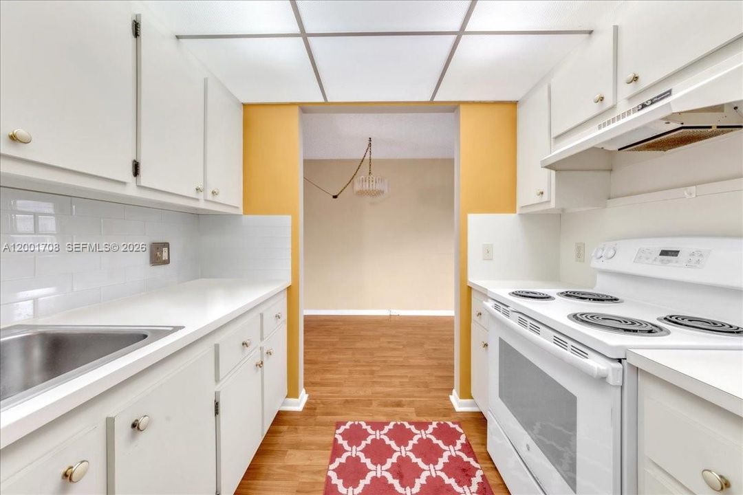 For Sale: $90,000 (1 beds, 1 baths, 685 Square Feet)