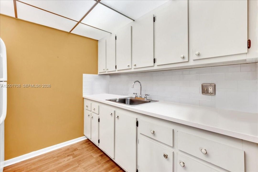 For Sale: $90,000 (1 beds, 1 baths, 685 Square Feet)