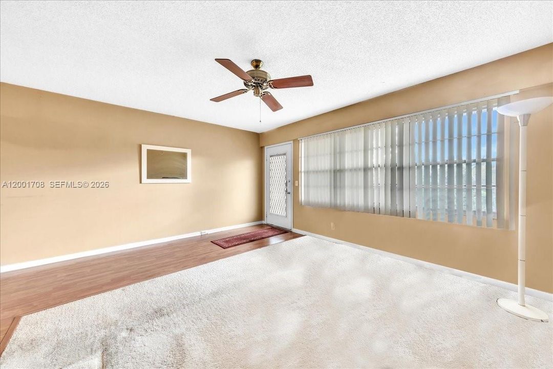 For Sale: $90,000 (1 beds, 1 baths, 685 Square Feet)