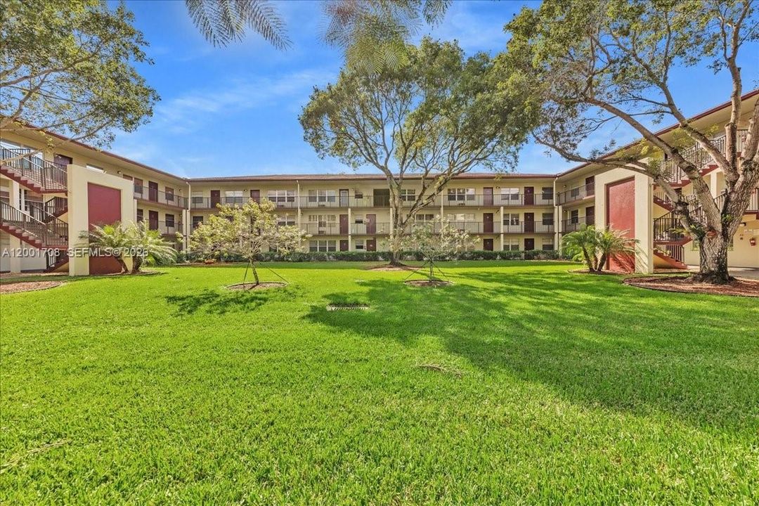 For Sale: $90,000 (1 beds, 1 baths, 685 Square Feet)