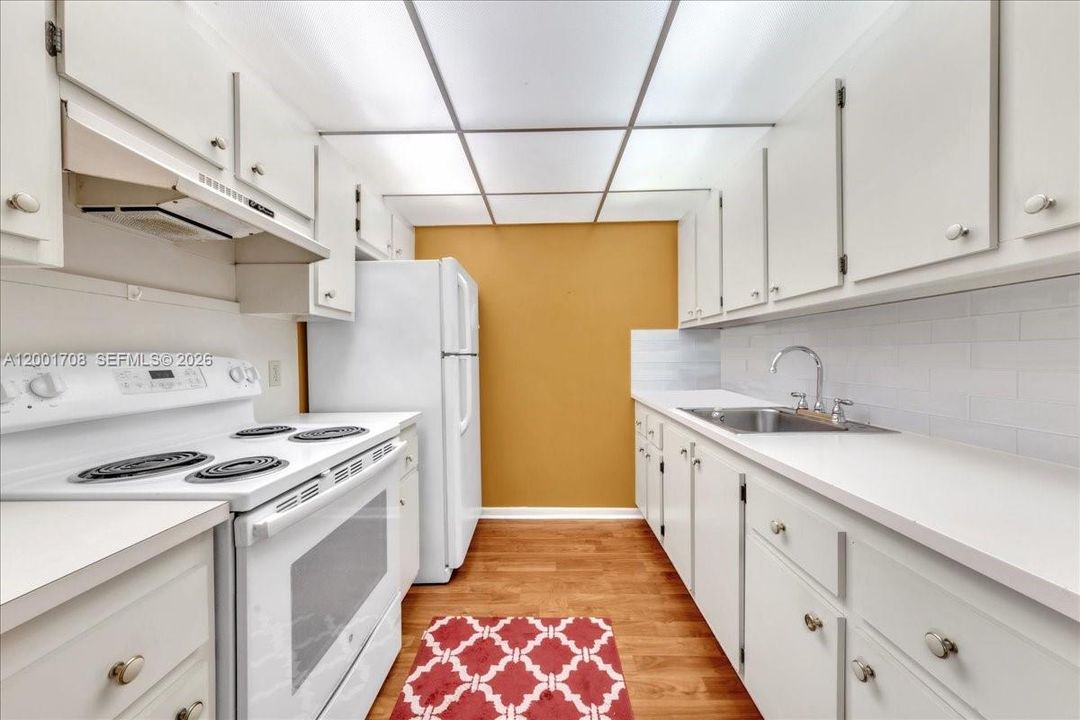 For Sale: $90,000 (1 beds, 1 baths, 685 Square Feet)