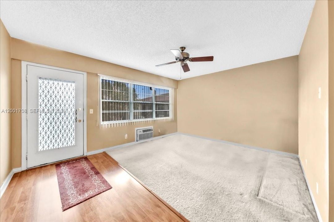For Sale: $90,000 (1 beds, 1 baths, 685 Square Feet)