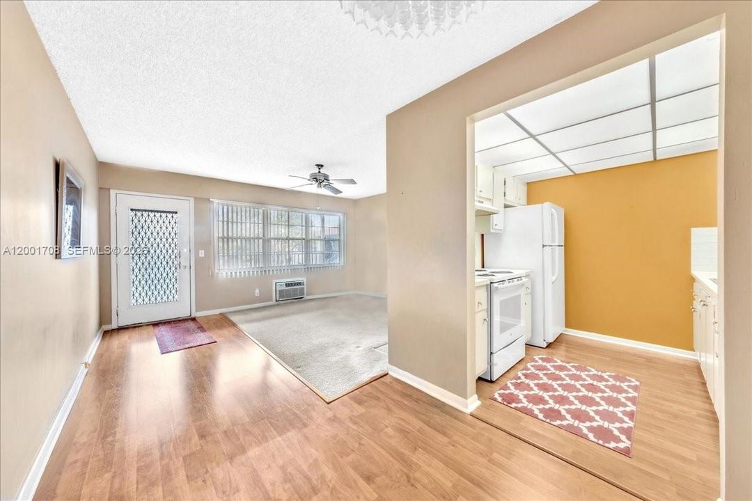 For Sale: $90,000 (1 beds, 1 baths, 685 Square Feet)