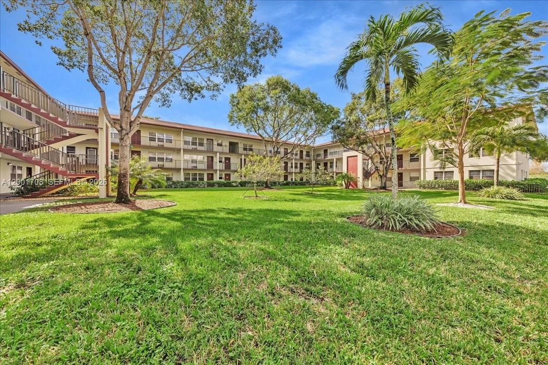 For Sale: $90,000 (1 beds, 1 baths, 685 Square Feet)