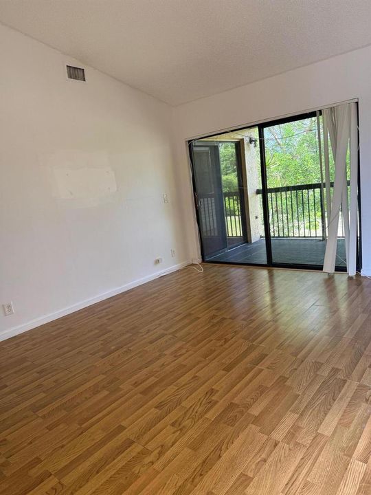 5721 LIVING ROOM