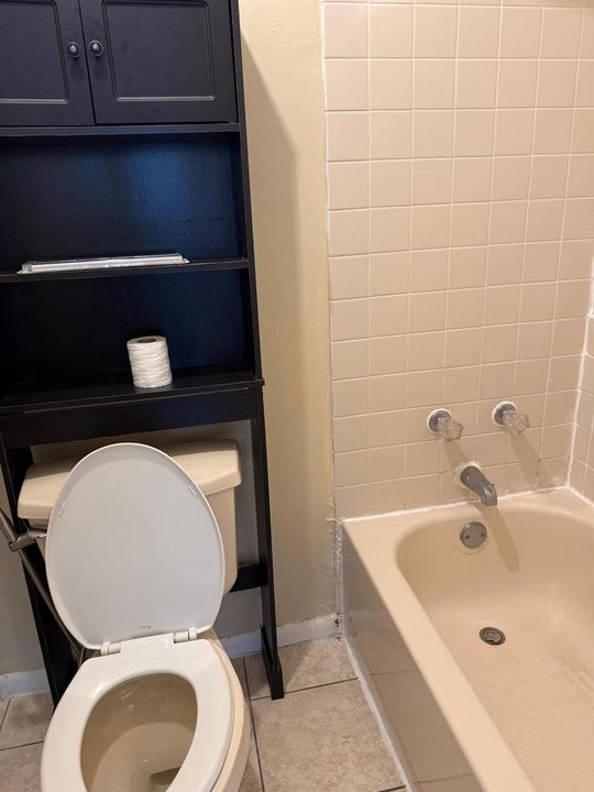 5721 MASTERBATHROOM 2