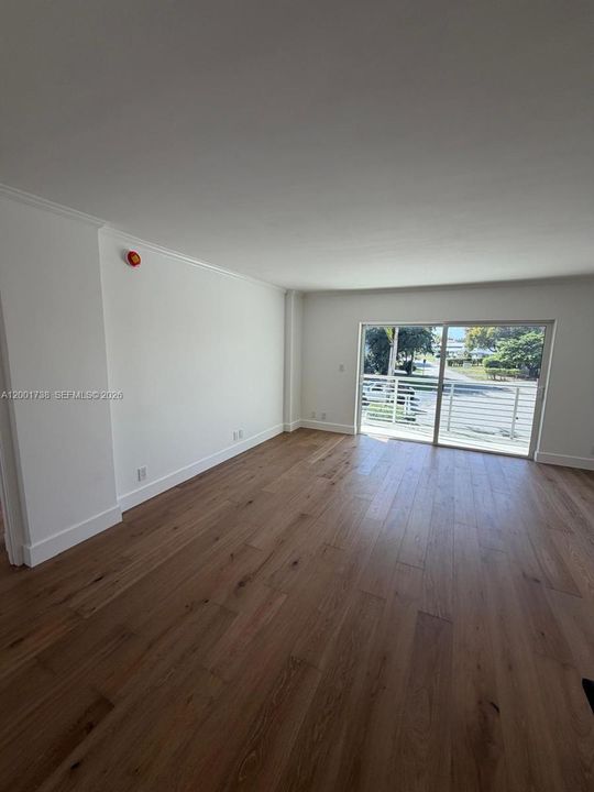 For Sale: $313,500 (1 beds, 1 baths, 730 Square Feet)