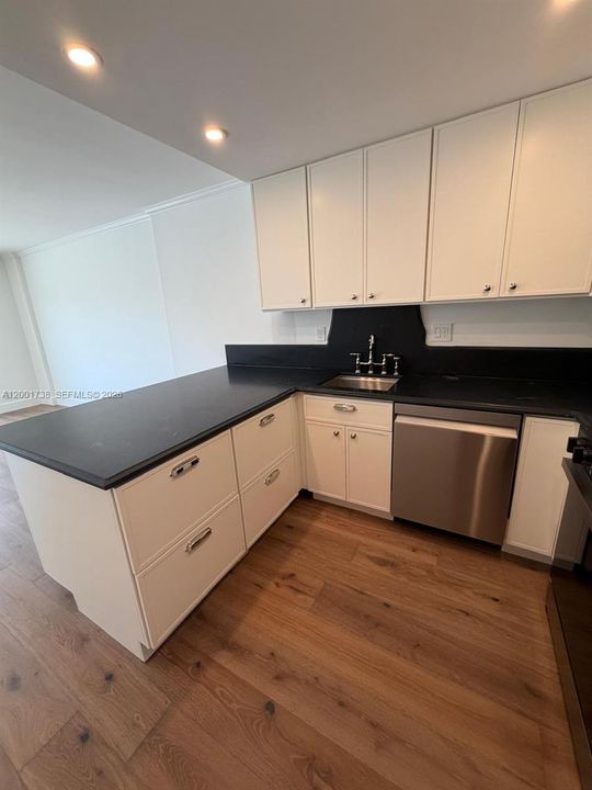 For Sale: $313,500 (1 beds, 1 baths, 730 Square Feet)