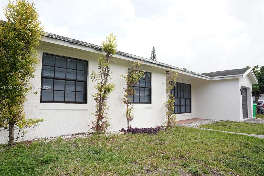 Active With Contract: $3,900 (3 beds, 2 baths, 1377 Square Feet)