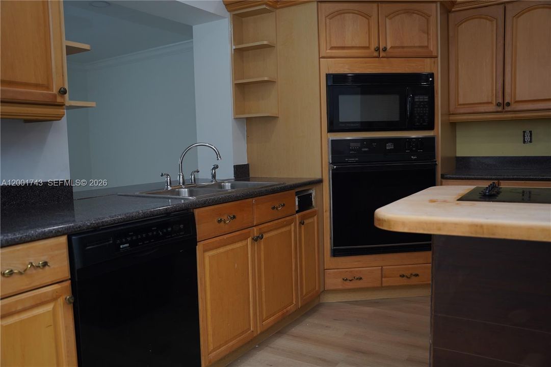 Active With Contract: $3,900 (3 beds, 2 baths, 1377 Square Feet)