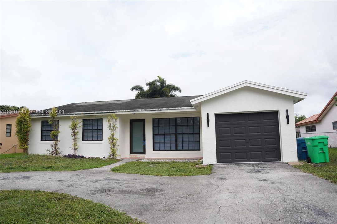Active With Contract: $3,900 (3 beds, 2 baths, 1377 Square Feet)