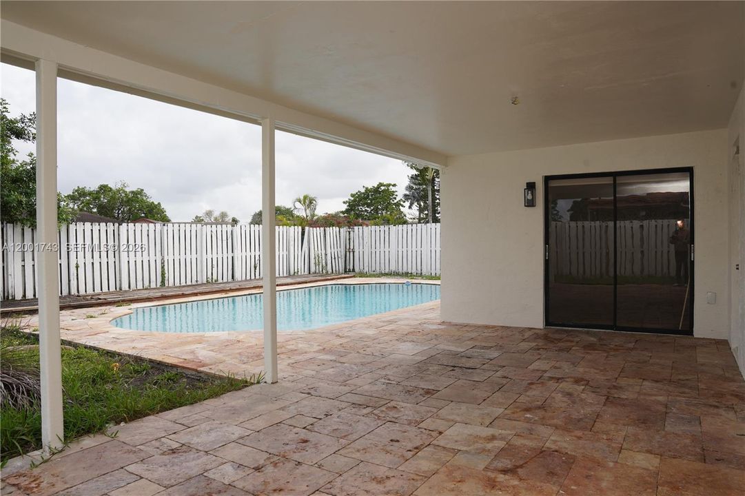 Active With Contract: $3,900 (3 beds, 2 baths, 1377 Square Feet)