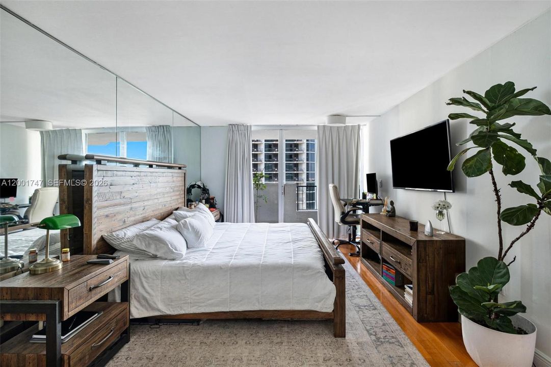 For Sale: $320,000 (1 beds, 1 baths, 860 Square Feet)