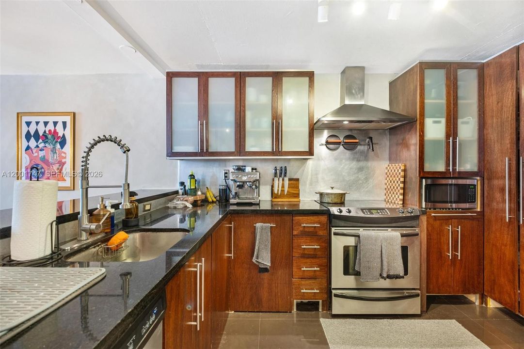 For Sale: $320,000 (1 beds, 1 baths, 860 Square Feet)