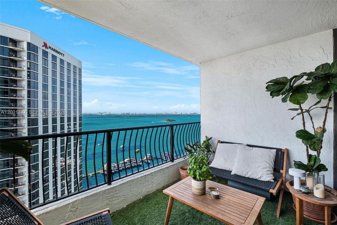 For Sale: $320,000 (1 beds, 1 baths, 860 Square Feet)