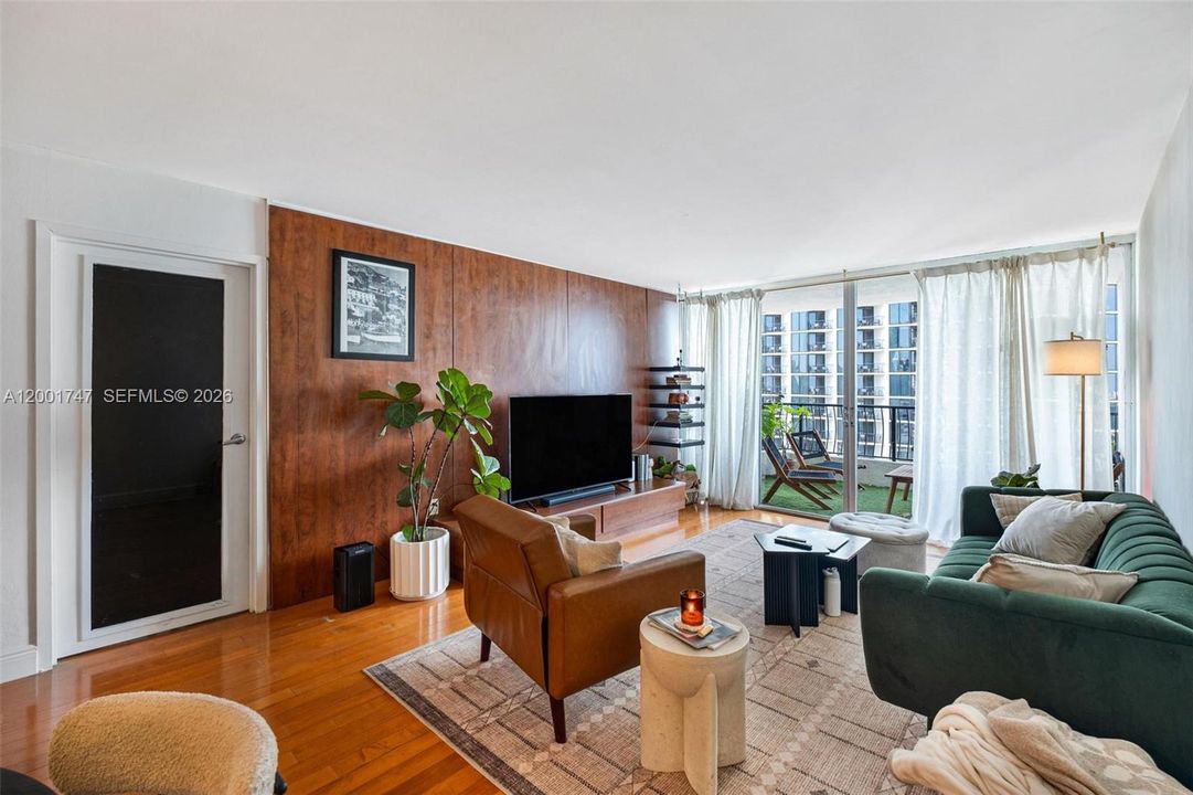 For Sale: $320,000 (1 beds, 1 baths, 860 Square Feet)