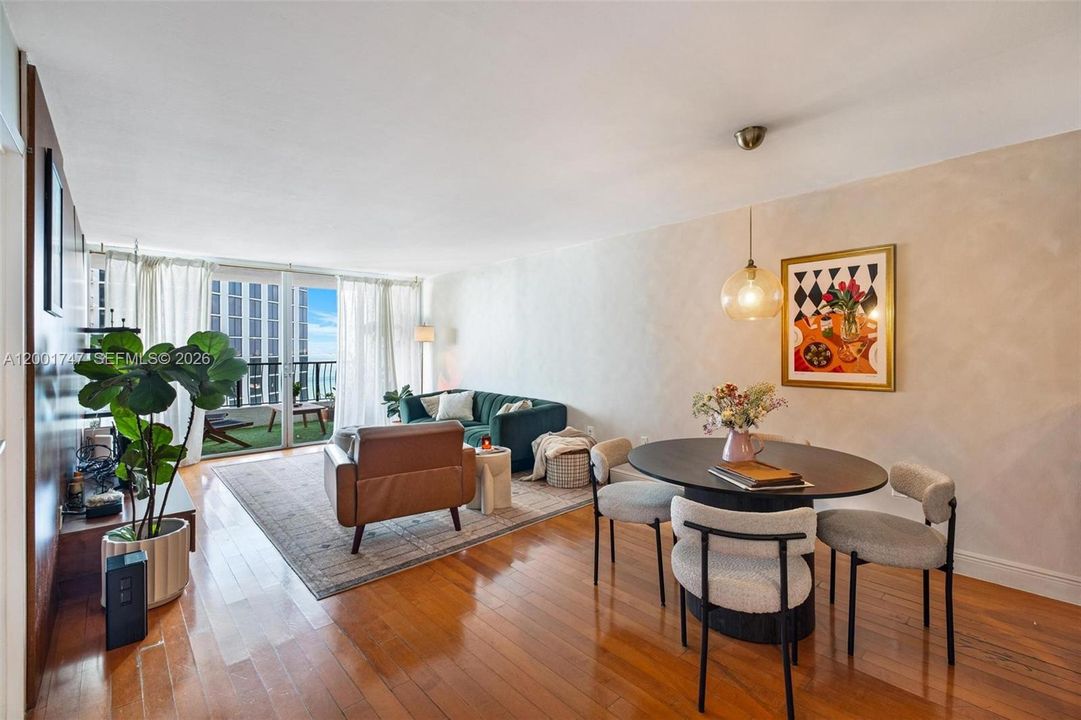 For Sale: $320,000 (1 beds, 1 baths, 860 Square Feet)