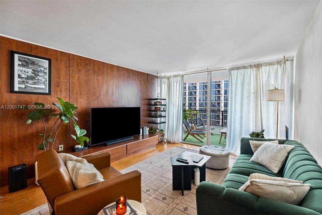 For Sale: $320,000 (1 beds, 1 baths, 860 Square Feet)