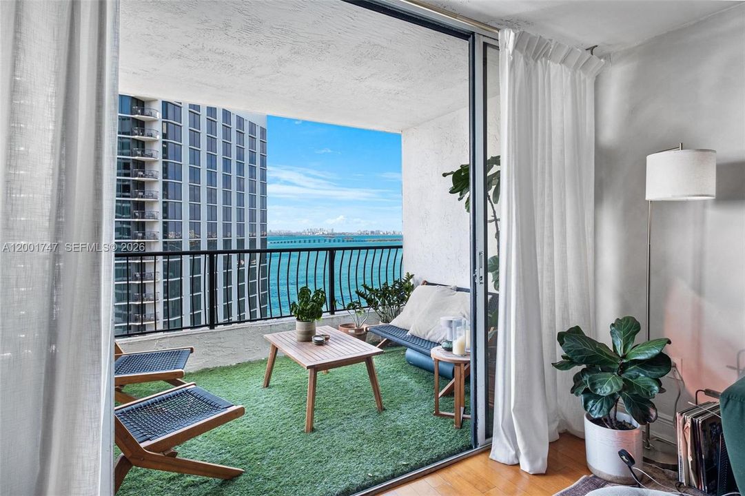 For Sale: $320,000 (1 beds, 1 baths, 860 Square Feet)