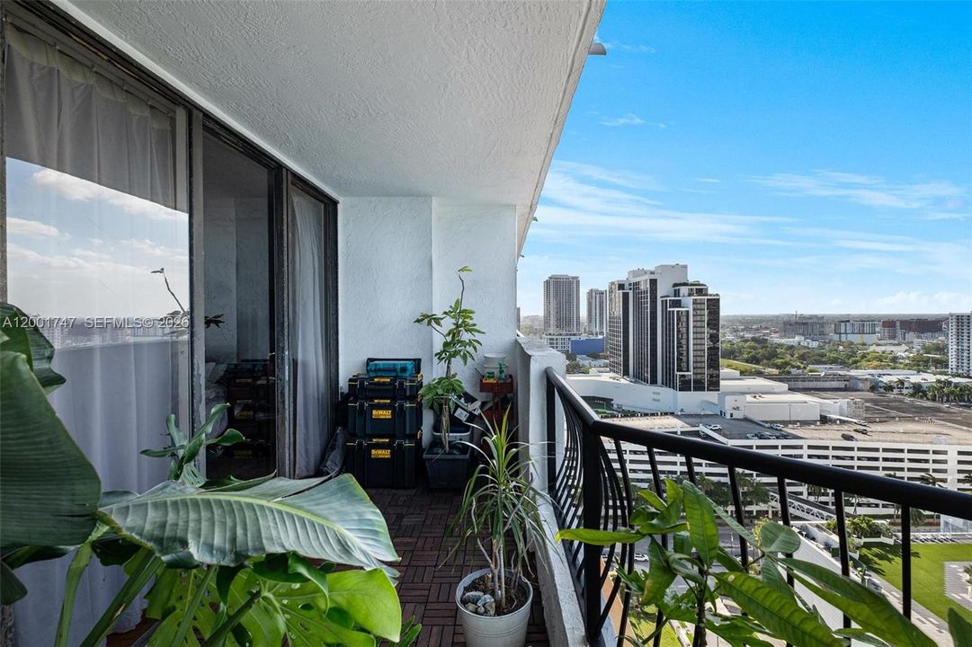 For Sale: $320,000 (1 beds, 1 baths, 860 Square Feet)