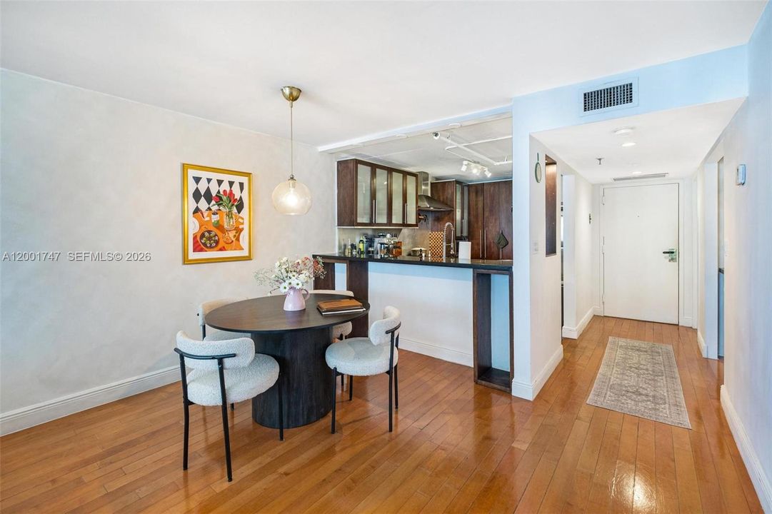 For Sale: $320,000 (1 beds, 1 baths, 860 Square Feet)