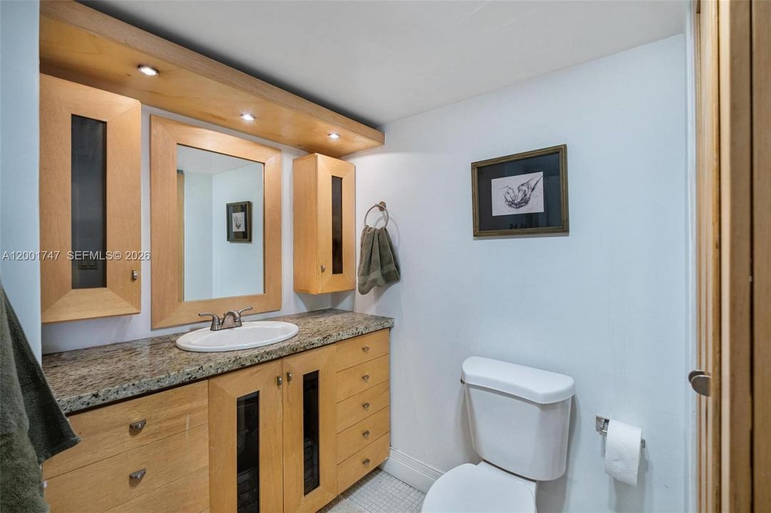 For Sale: $320,000 (1 beds, 1 baths, 860 Square Feet)