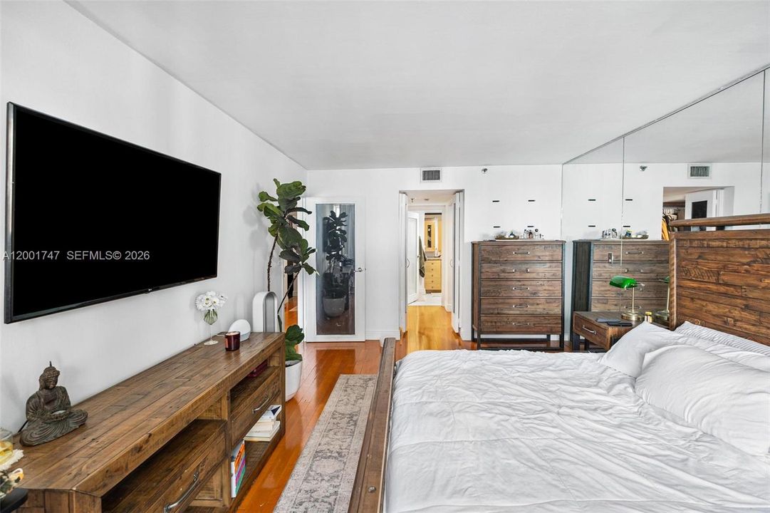 For Sale: $320,000 (1 beds, 1 baths, 860 Square Feet)