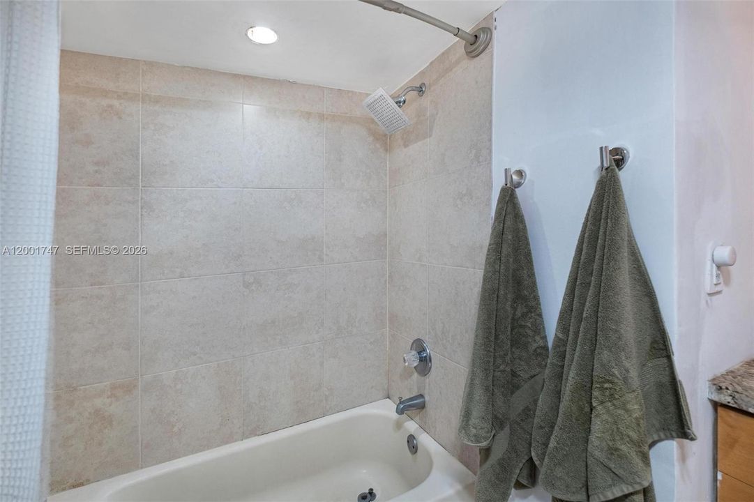 For Sale: $320,000 (1 beds, 1 baths, 860 Square Feet)