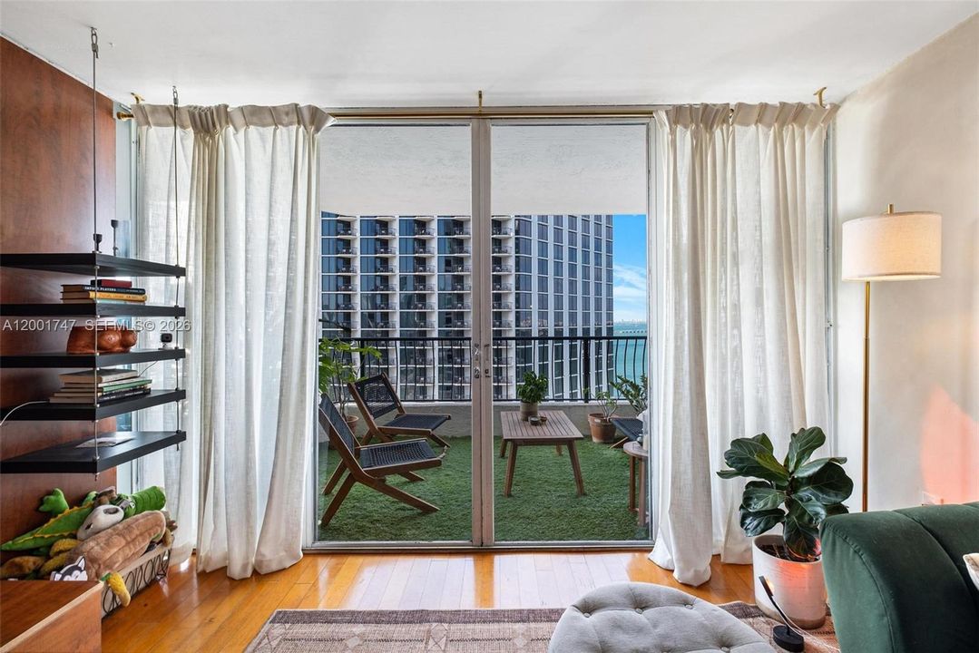 For Sale: $320,000 (1 beds, 1 baths, 860 Square Feet)