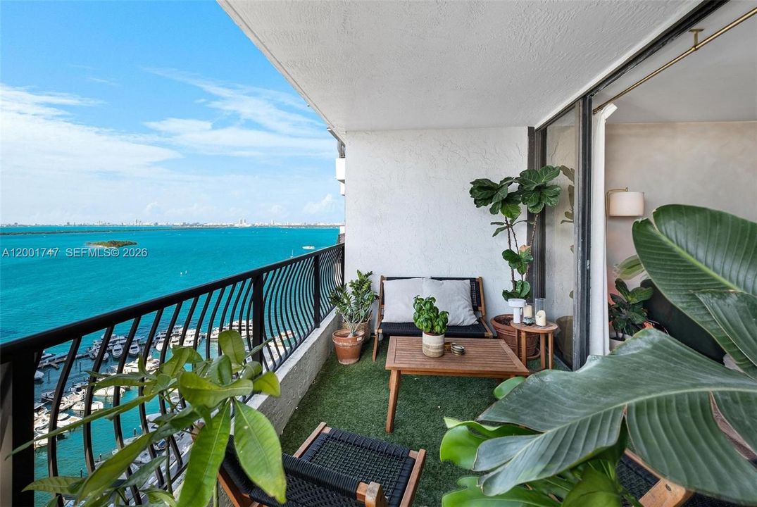 For Sale: $320,000 (1 beds, 1 baths, 860 Square Feet)