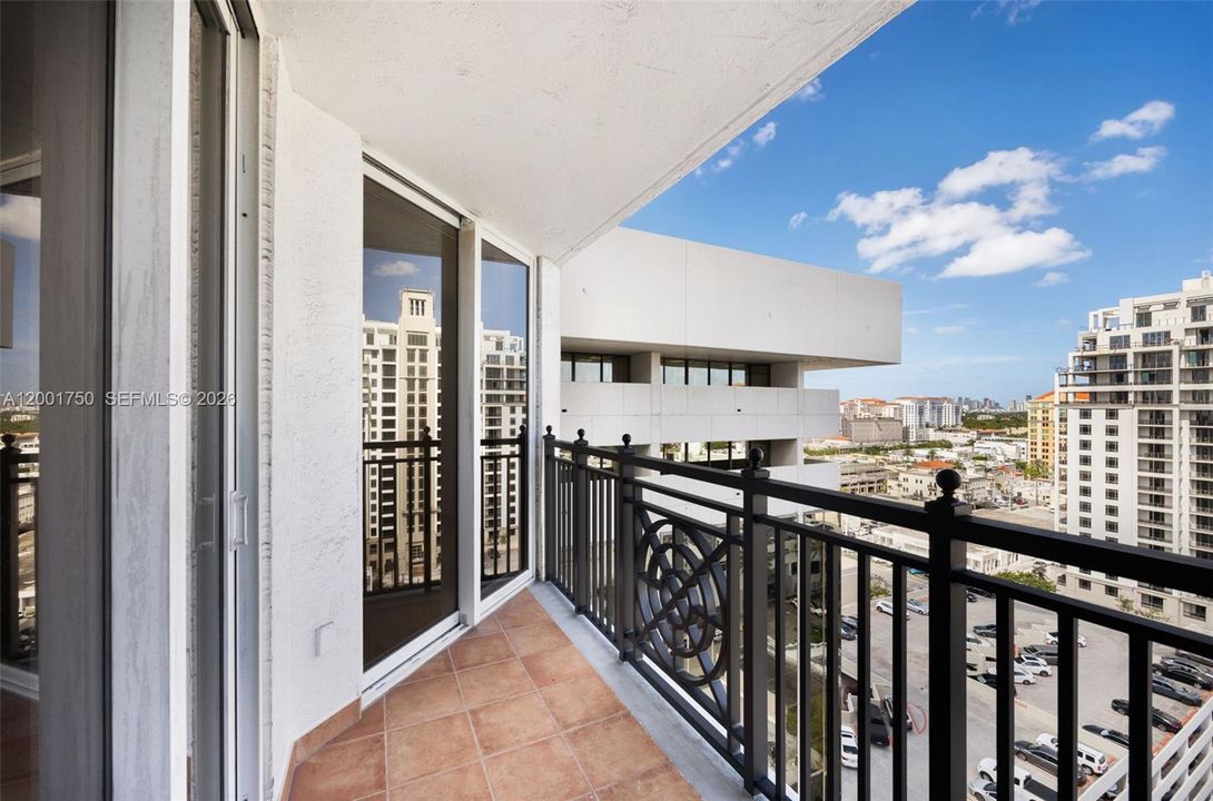 For Sale: $625,000 (2 beds, 2 baths, 1023 Square Feet)