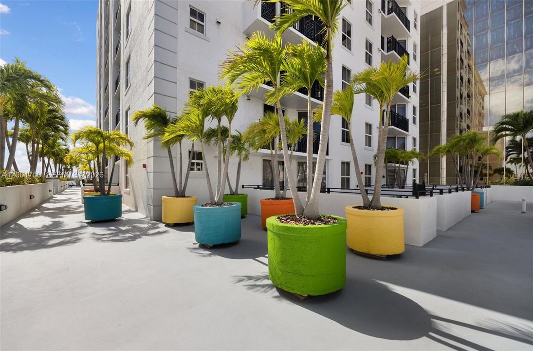 For Sale: $625,000 (2 beds, 2 baths, 1023 Square Feet)