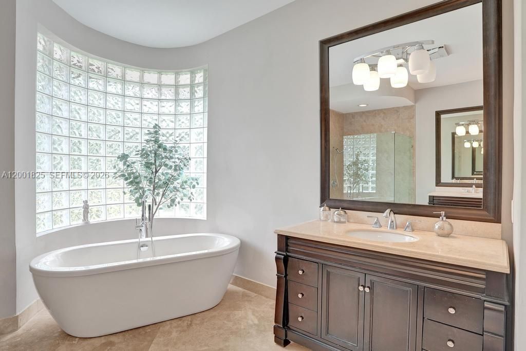 Delicious soaking tub!