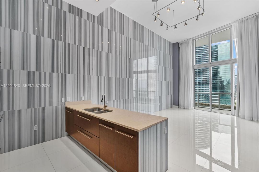 For Sale: $698,000 (1 beds, 1 baths, 798 Square Feet)