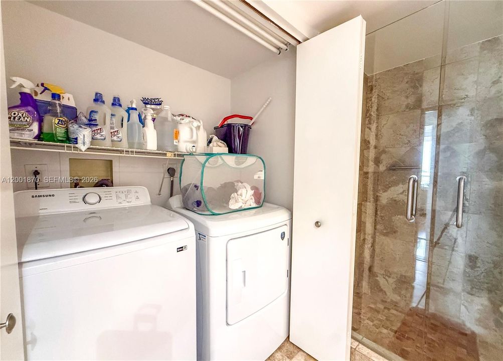 Activo con contrato: $4,100 (3 camas, 2 baños, 1600 Pies cuadrados)