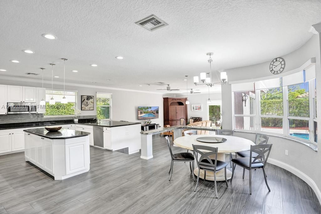 待售: $1,100,000 (5 贝兹, 3 浴室, 3599 平方英尺)