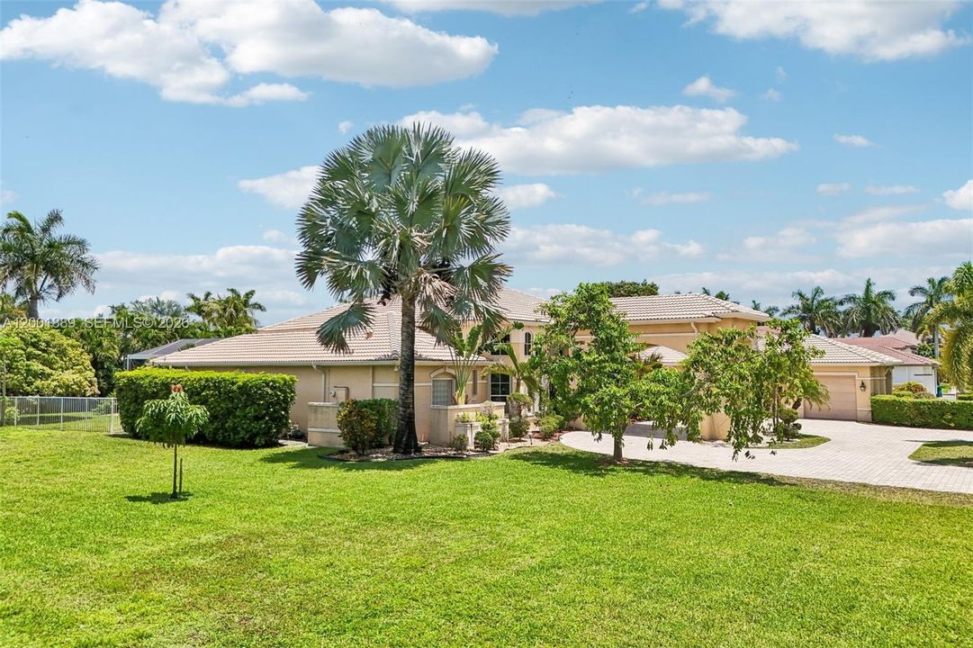Active With Contract: $2,100,000 (6 beds, 4 baths, 4370 Square Feet)