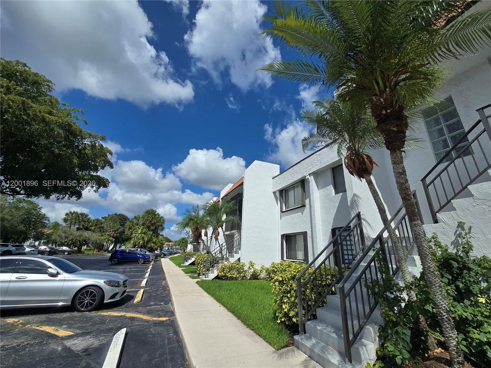 Active With Contract: $2,450 (2 beds, 2 baths, 1220 Square Feet)