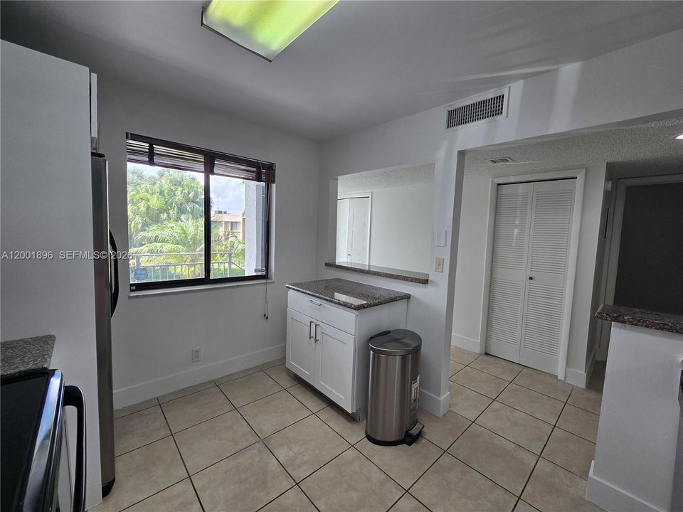 Active With Contract: $2,450 (2 beds, 2 baths, 1220 Square Feet)